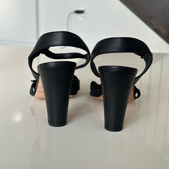 MANOLO BLAHNIK
Rioso Black Leather Buckled Sandal - Picture 6 of 8